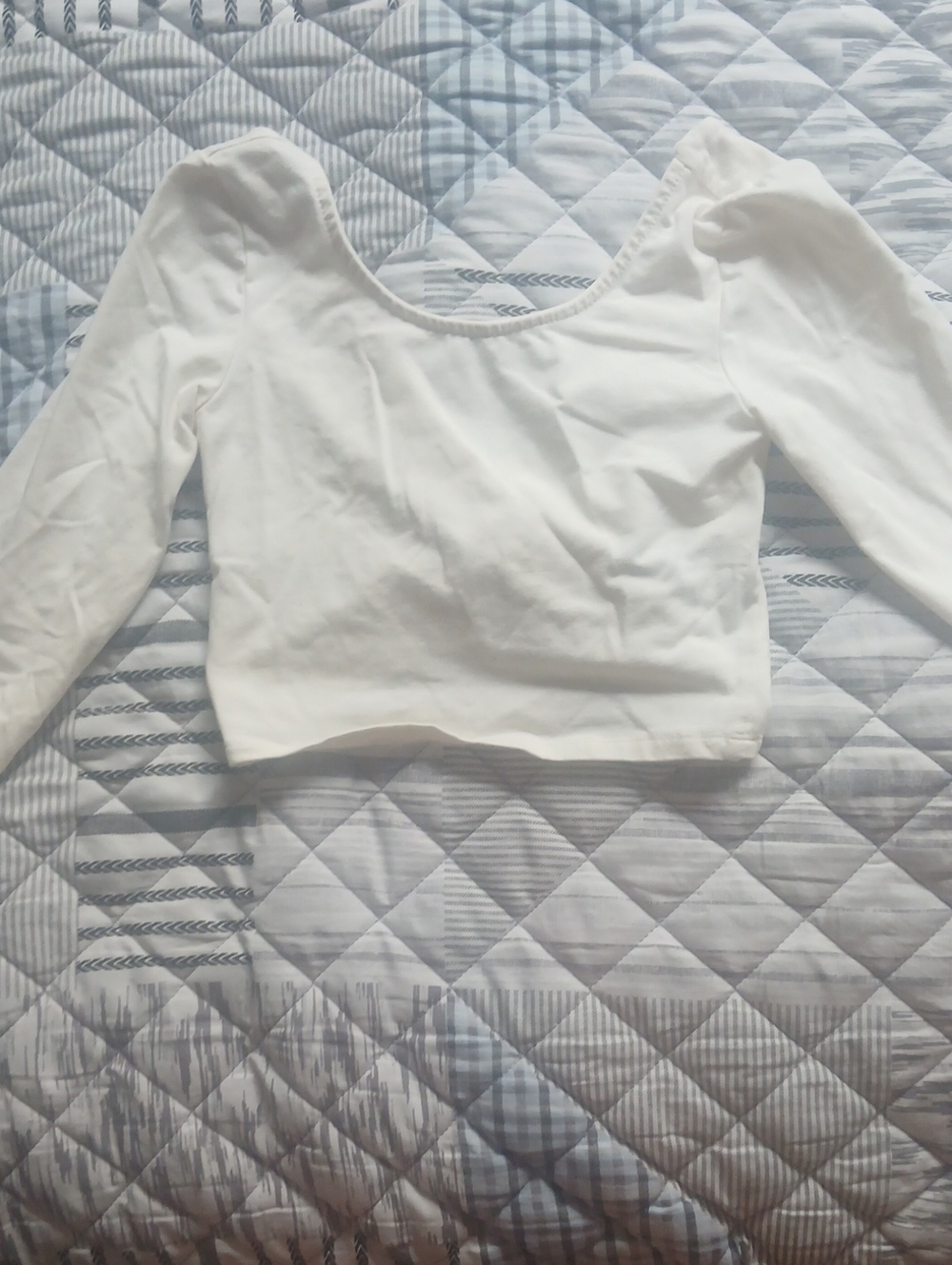 Tobi Women’s Cream Scoop Neck Long Sleeve Crop Top